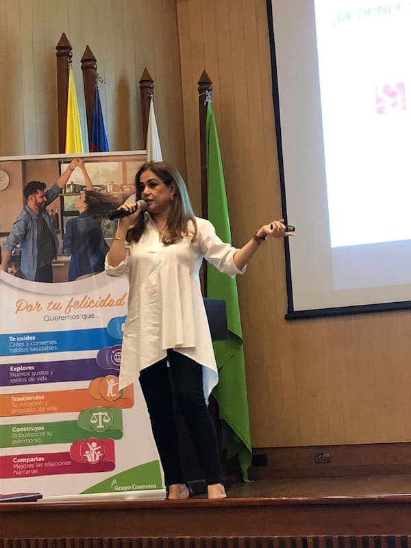 Facilitadora guiando una dinámica suave en un salón